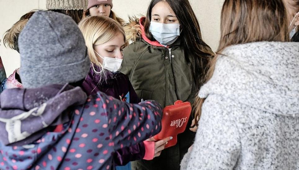 Feuerthaler Primarschüler in einer Unterrichtspause Ende Januar 2021. Bild: mdu