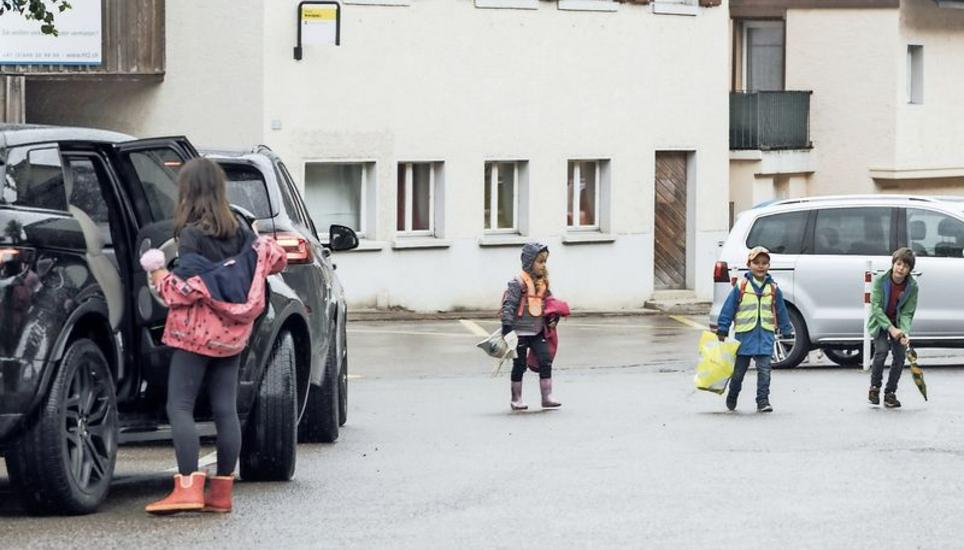Einige Kinder, die am Mittag bei der neu geschaffenen Elterntaxi-Haltestelle in Beringen abgeholt werden. Bild: rfe