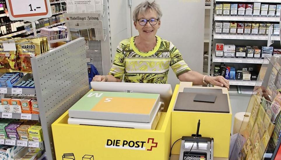 Edith Fässler mit dem neuen Postmodul im Volg-Dorfladen von Benken. Bild: Romü