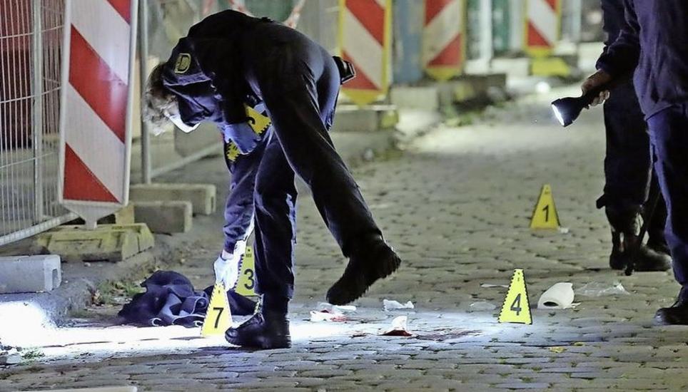 Nach dem Messerangriff in Dresden, bei dem ein Mensch starb, sichern Kriminaltechniker Spuren. Bild: Key