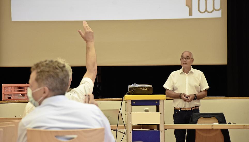 Führte durch eine schlanke Feuerthaler Gemeindeversammlung: Gemeindepräsident Jürg Grau (rechts). Bild: Alexander Joho