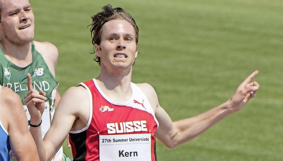 Marco Kern jubelte 2013 beim Zieleinlauf in Kazan: Er wurde 6. an der Universiade über 3000 Meter Steeple. Bild: zVg