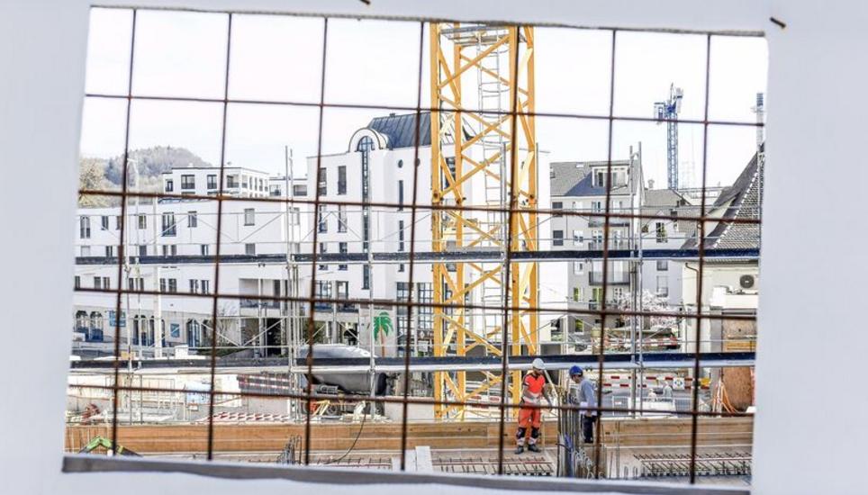 Bauunternehmer, im Bild eine Grossbaustelle in Neuhausen, erhalten derzeit kaum noch genügend Material. Bild: Melanie Duchene