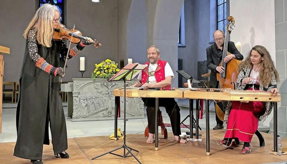 Bettina Boller und das Trio Anderscht bezauberten ihr Publikum. Bild: Matthias Zweifel