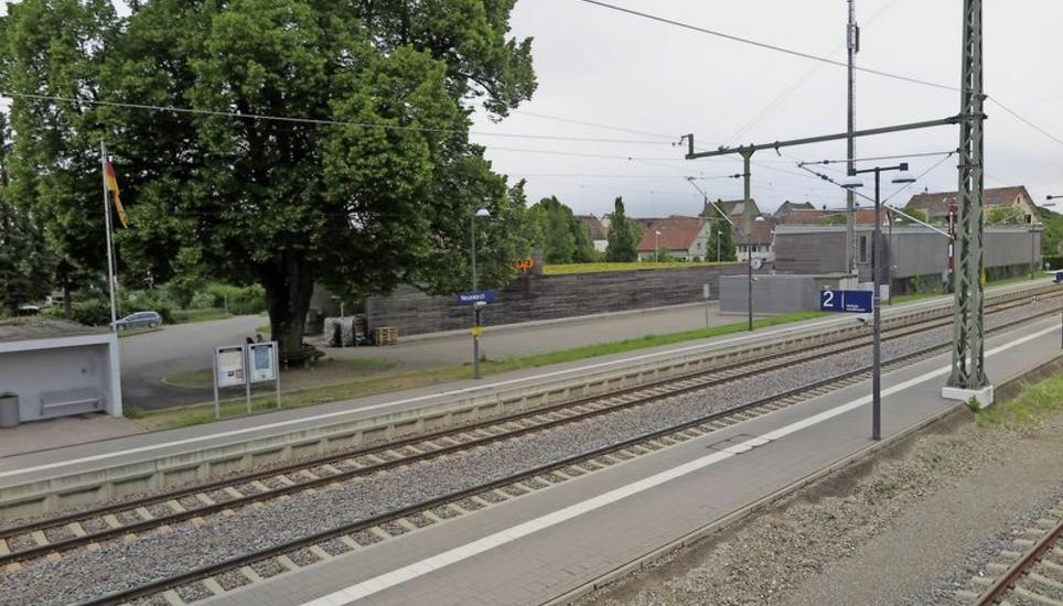 Rechts neben der Linde östlich vom Bahnhofsgebäude soll die Rampe entstehen. Bild: Rolf Häuser