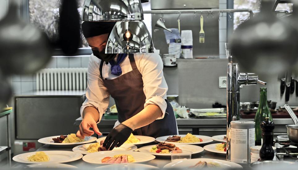 Der Kochberuf befasst sich nicht nur mit dem Kochen an sich, sondern geht weiter zu Ernährungslehre, dekorativem Anrichten und kreativer Menükonzeption. Bild Ramona Melis