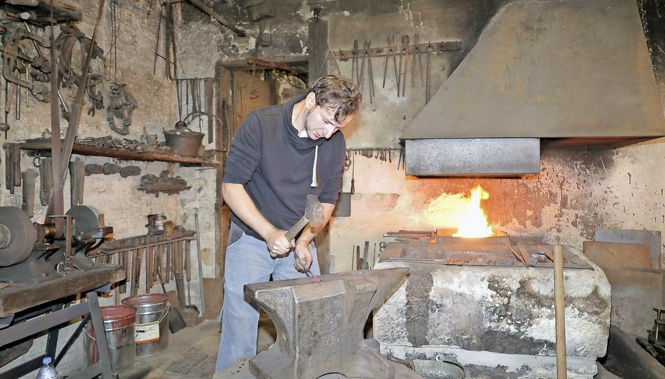Der Schmid Luigi da Luca am Amboss in der «alten Schmitte». Bild: Rolf Hauser