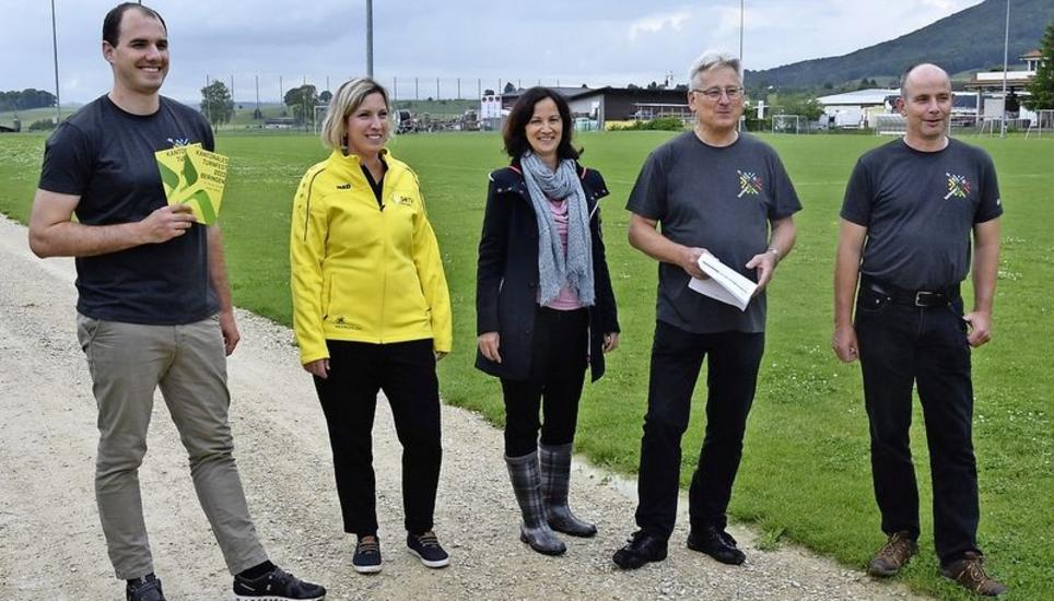 OK-Präsident Hansruedi Schuler bei der Medienorientierung auf dem Grafenstein, unterstützt bei durchzogenem Wetter von den OK-Mitgliedern (v.l.) Daniel Zinser, Fränzi Egloff, Loredana Hell und Martin «Chnöbi» Schlatter. Bilder: Hans Christoph Steinemann HCS.