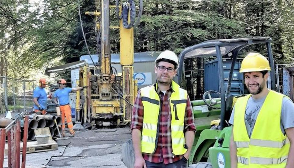 Marius Büchi (li.) und Sebastian Schaller, Geologen an der Uni Bern, bei der Bohrung im Basadinger Wald. Bild: Dieter Ritter