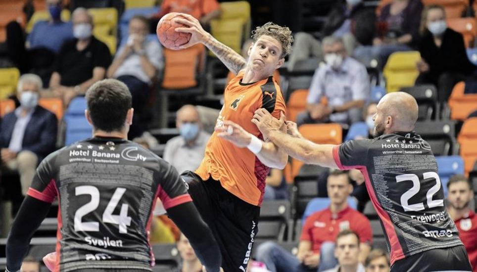 Den Pfadi-Abwehrriegel mit Svajlen und Freivogel wollen die Kadetten (hier Sebastian Frimmel) im Finale knacken. Bild: Key