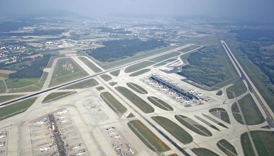 Die Piste 28 (Bildmitte) soll im Westen um 400 Meter verlängert werden, damit auch Langstreckenjets vermehrt dort landen können. Die Piste 32 (ganz rechts) soll am Nordende gestreckt werden. Archivbild: Zeno Geisseler