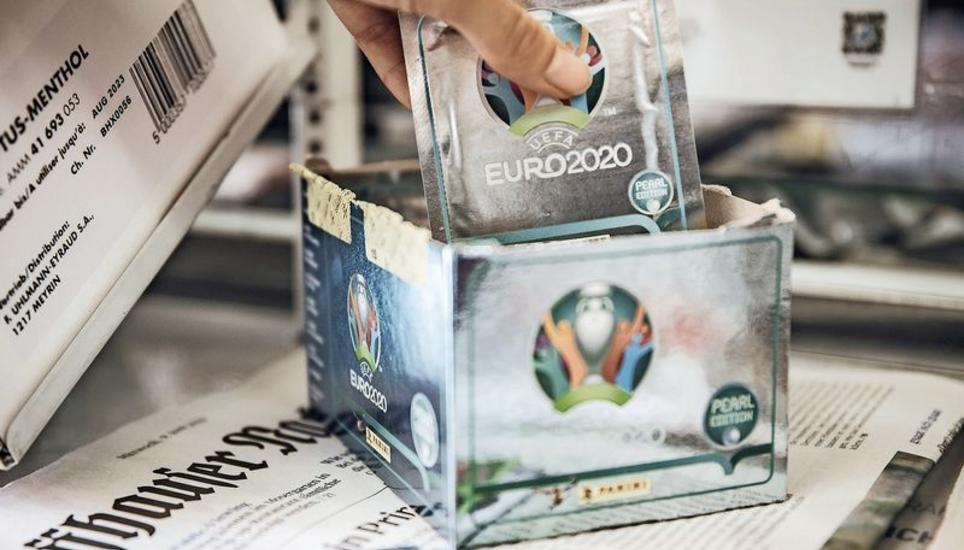 Immer noch beliebt, aber nicht mehr ganz so verbreitet wie früher: die Panini-Sticker. Weil sie bereits im Corona-Jahr produziert wurden, steht das Jahr 2020, in dem die EM hätte stattfinden sollen, auf den Verpackungen. Bild: Roberta Fele