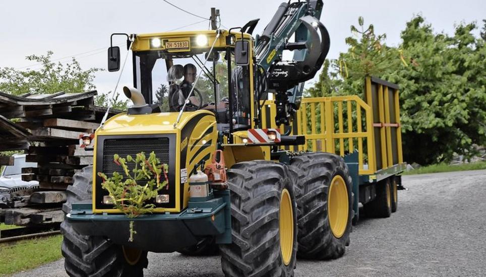 Der neue Forsttraktor des Forstreviers Cholfirst. Bilder: Alexander Joho