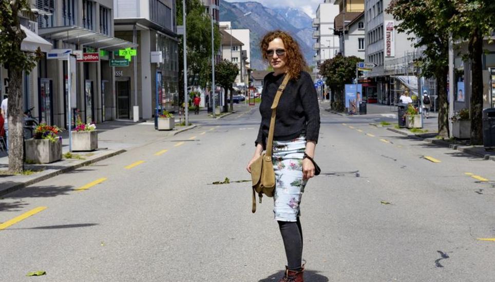 Veronika Dierauer an der Stelle auf der Avenue de la Gare in Martigny, wo ihre Installation platziert werden soll. Bilder: zvg