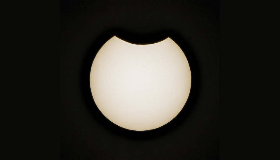 Der Mond «knabberte» an der Sonne. Verdeckter als so war sie allerdings nicht. Bild: Michael Schatzmann/zvg