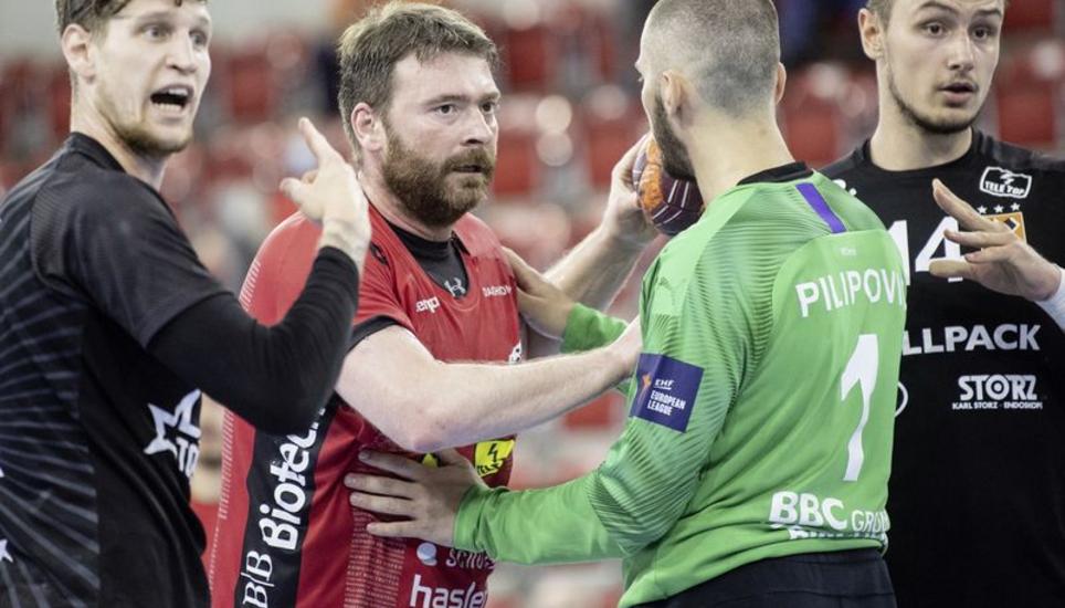 Rastko Stojkovic stand im ersten Finalspiel im Mittelpunkt: Als hervorragender Kreisläufer und mit acht Toren Pfadi-Topskorer, aber auch als Provokateur, für den die Kadettenspieler Frimmel, Pilipvovic und Novak (v. l.) hier eine Strafe fordern. Bild: Key