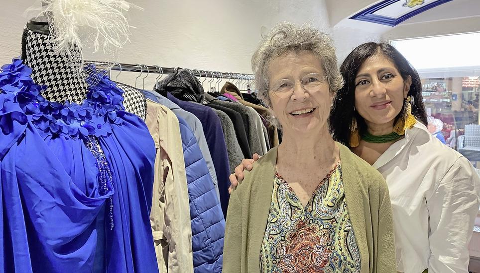 Wollen in ihrem Secondhandgeschäft «aber oho!» alten Kleidern ein neues Leben schenken: Carmen Vanzella Schärrer (l.) und Katja Cortes di Paolo. Bild: Edith Fritschi