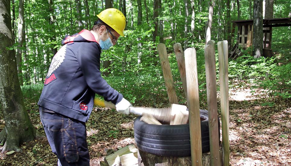 Vedran liebt es, Holz zu spalten und hat im Angebot "FrischLuft" viel Sicherheit mit den Werkzeugen bekommen. Bilder Ramona Melis