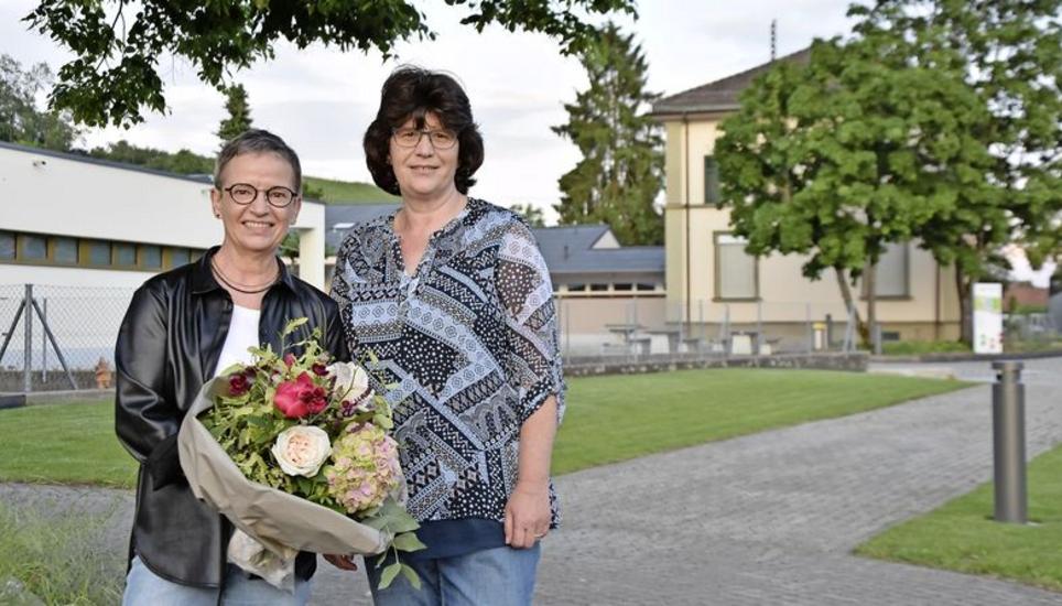 Hört nach vier Jahrzehnten im Namen der Primarschule und des Kindergartens Dachsen auf: Schulleiterin Käthi Furrer (links) mit ihrer Nachfolgerin, Kathrin Weingartner. Bild: Alexander Joho