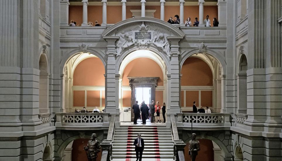 Brauchen die Medien und die Medien brauchen sie: Parlamentarier im Bundeshaus. Bild: Key