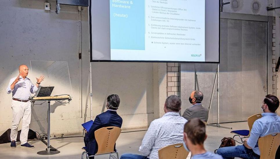 Christian Eckert, CEO der Regloplas AG, erklärt, wie seine Firma angegriffen wurde und wie sie sich nun vor Cyberattacken schützt. Bild: Daniel Thüler
