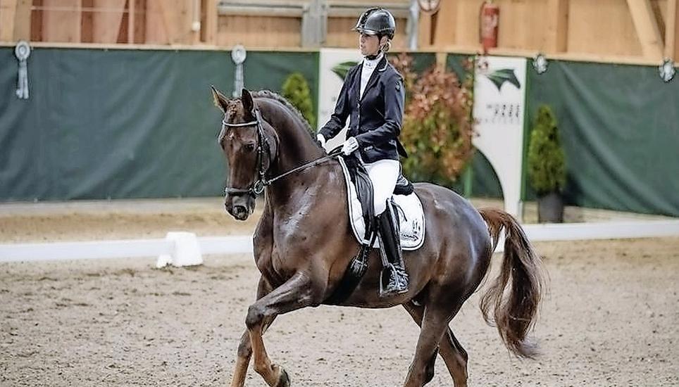 Del Curto und Andrina Suter zeigen in der grossen Dielsdorfer Halle, was sie auf dem kleinen Dörflinger Sandviereck geübt haben. Bild: zVg