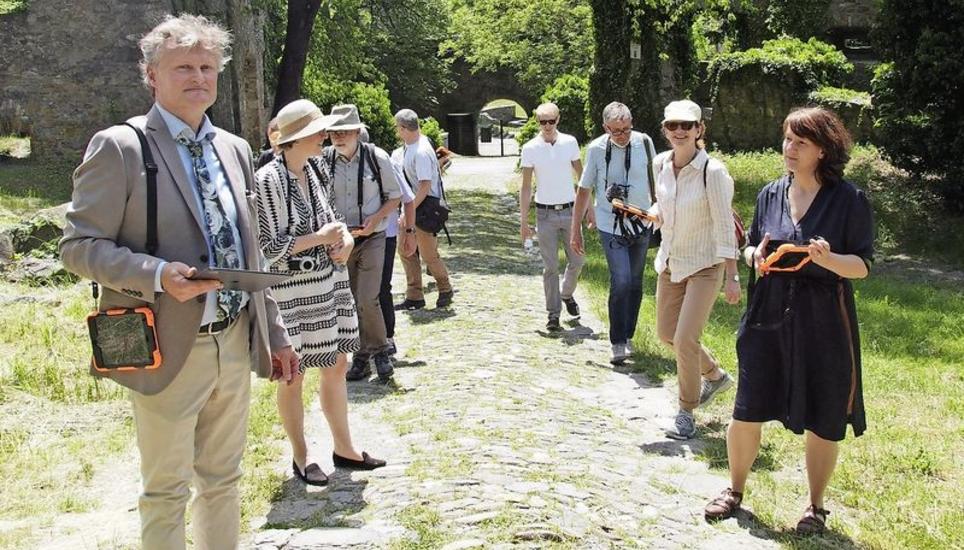Die ersten Touristen testen die neue App. Bild: Gudrun Trautmann
