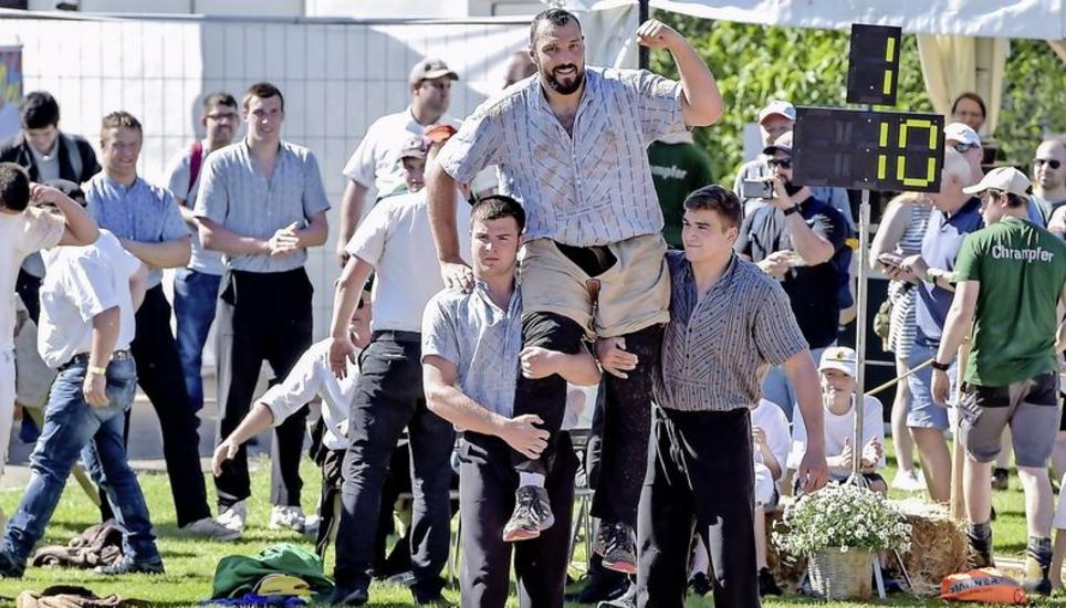 Der Festsieger von 2019 war Daniel Bösch. Das Kantonalschwingfest wurde auf dem Emmersberg ausgetragen. Bild: Roger Albrecht