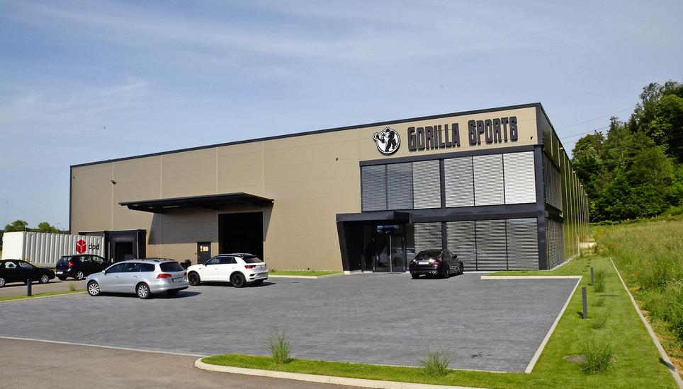 Die Schweizer Firmenzentrale von Gorilla Sports in Ramsen. Auf der linken Seite ist ein Erweiterungsbau vorgesehen. Bild: Thomas Martens