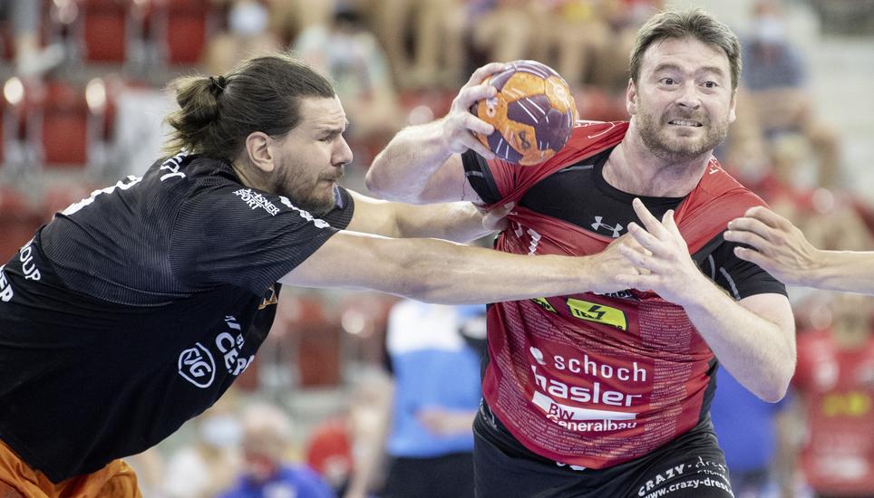 Schwer zu stoppen: Pfadis Rastko Stojkovic (r.) gegen Erik Schmidt. Bild: Key
