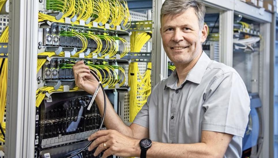 Sasag-Geschäftsführer Daniel Kyburz gibt Einblick in die Netzzentrale an der Schaffhauser Mühlenstrasse. Bild: Daniel Thüler