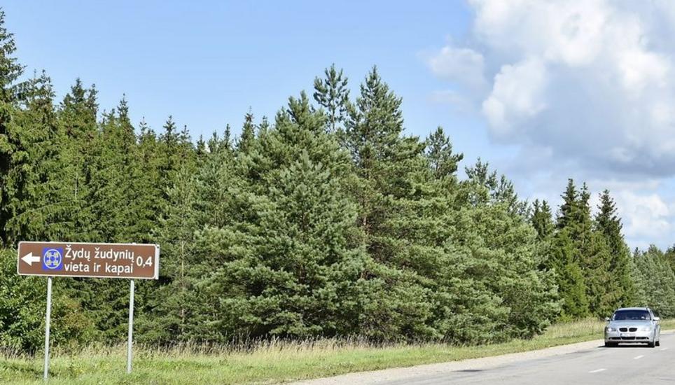 Hinweisschild an der Landstrasse: «Ort der Ermordung von Juden und Gräber.» In ganz Litauen gibt es sehr viele derartige Gedenkstellen. Bilder: Alfred Wüger