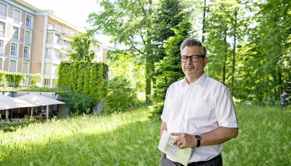 Onur Bastas ist gerne draussen unterwegs – auch auf dem Geissberg. Bild: Selwyn Hoffmann