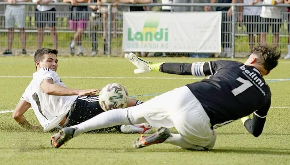 SVS-Offensivakteur Luca Tranquilli (links) im Duell mit Phönix-Goalie Alessandro Arlotta.