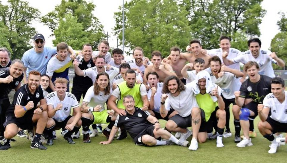 Nach getaner Arbeit bejubeln Spieler und Staff der SV Schaffhausen den Sieg über Phönix Seen, verbunden mit dem Aufstieg. BILD PASCAL OESCH