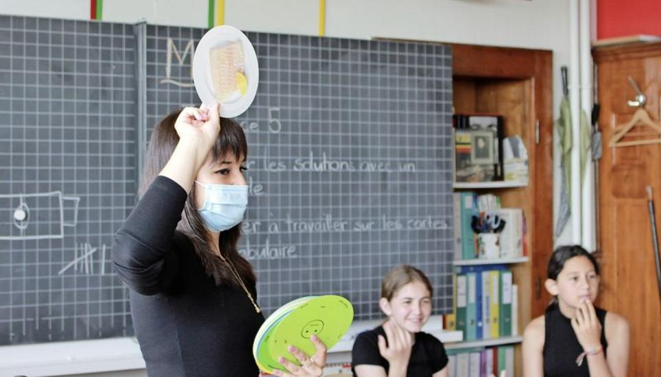 Die Studentin der Pädagogischen Hochschule Schaffhausen, Morena D’Ottaviano, unterrichtet für drei Wochen an der Primarschule von Colombier. Bild: Mahara Rösli