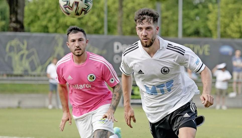 Voll fokussiert: Die SVS um Offensivspieler Damian Schmid (r.) hat den Ball und den Erfolg ganz fest im Blick. Bild: R. Albrecht