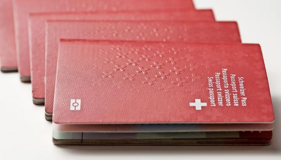 Die Stadtverfassung soll so abgeändert werden, dass künftig der Stadtrat allein über die Gesuche von Einbürgerungswilligen in der Stadt entscheidet. Im ganzen Kanton haben letztes Jahr über 200 Personen den roten Pass erhalten. Bild: Key