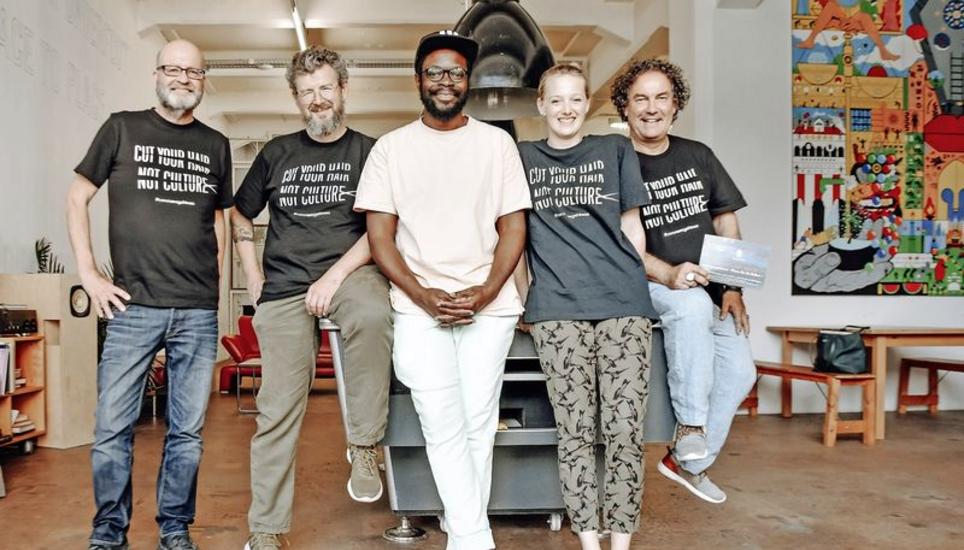 Künstler Beat Toniolo, Tänzerin Carina Neumer (stand für das T-Shirt Modell), Modedesigner Francis Batali, Stylist Marc Menden und Publizist Kai Geiger (von rechts) setzen sich mit dem Slogan «Cut your hair – not culture» für eine Wiederbelebung des Kulturszene nach der Pandemie ein. Bild: A.V