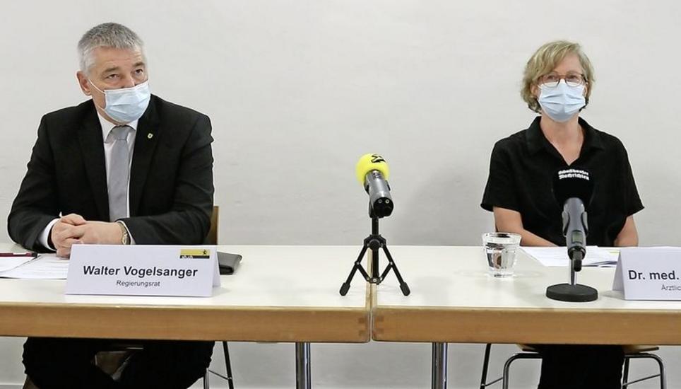 «Die Pandemie ist noch nicht vorbei.» Walter Vogelsanger und Barbara Bürgi an der gestrigen Medienkonferenz. Bild: Eva Kunz