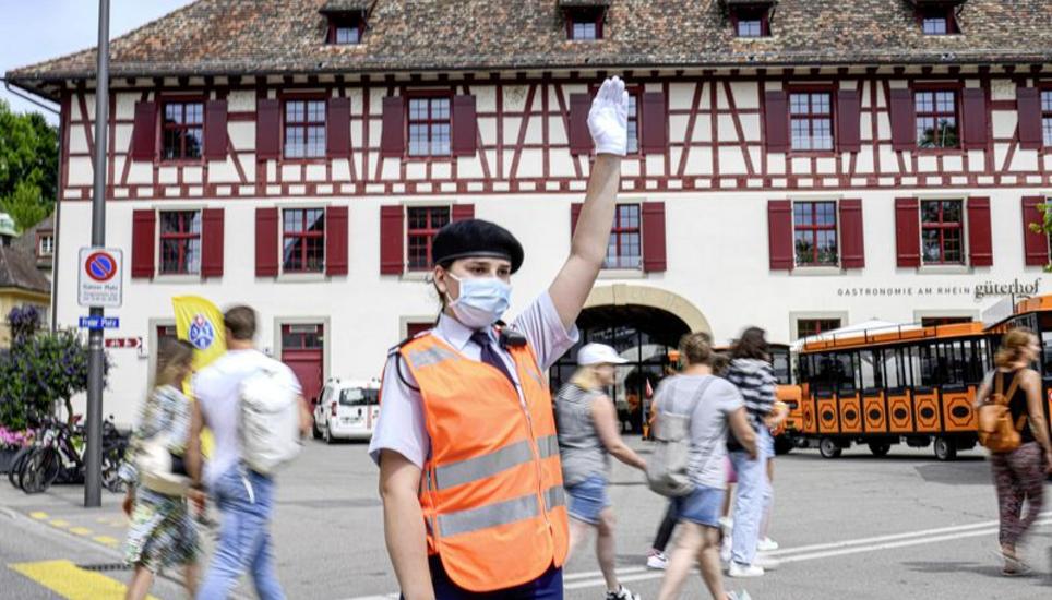 Verkehrskadetten regeln den Verkehr beim Fussgängerstreifen an der Schaffhauser Schifflände. Bild: Melanie Duchene