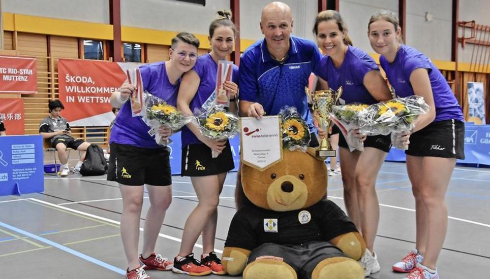 Mit Pokal, Maskottchen und Wimpel: Neuhausens Spielerinnen Jacqueline Weiss, Laura Robertson, Elke Schall-Süss und Marion Boesinger (von links) sowie Trainer Pavel Rehorek (Mitte) nach der Siegerehrung. Bild: Pascal Oesch