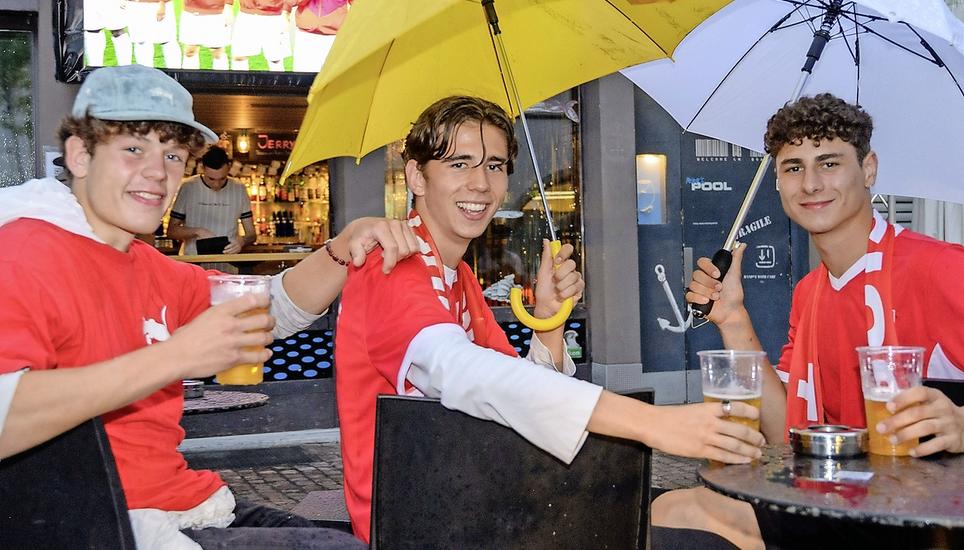 Auch Regen hielt die Nati-Fans nicht ab. Bild: Michael Kessler