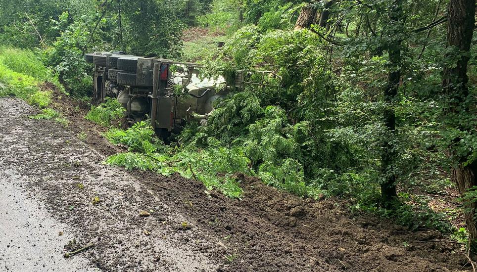 Am Lastwagen entstand Totalschaden. Bild: SHPol