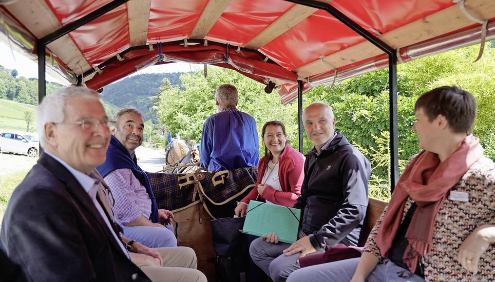 Mit der Pferdekutsche zurück ins Dorf, im Hintergrund die drei Juroren: Arno Frising, Tanja Mayer und Karl Mayr (v. l.). Bild: Tobias Bolli
