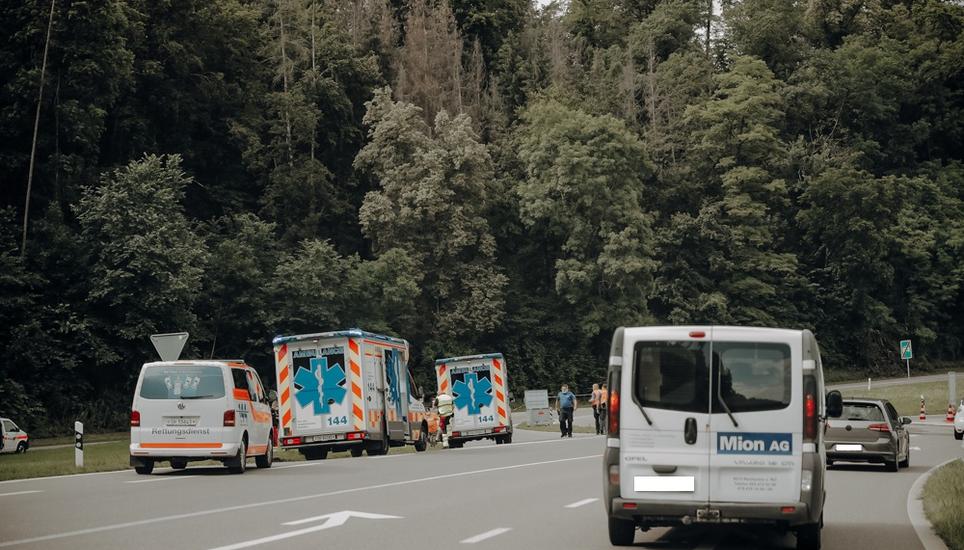 Zwei Fahrzeuge sind am Montagnachmittag frontal zusammengestossen. Bild: Roberta Fele