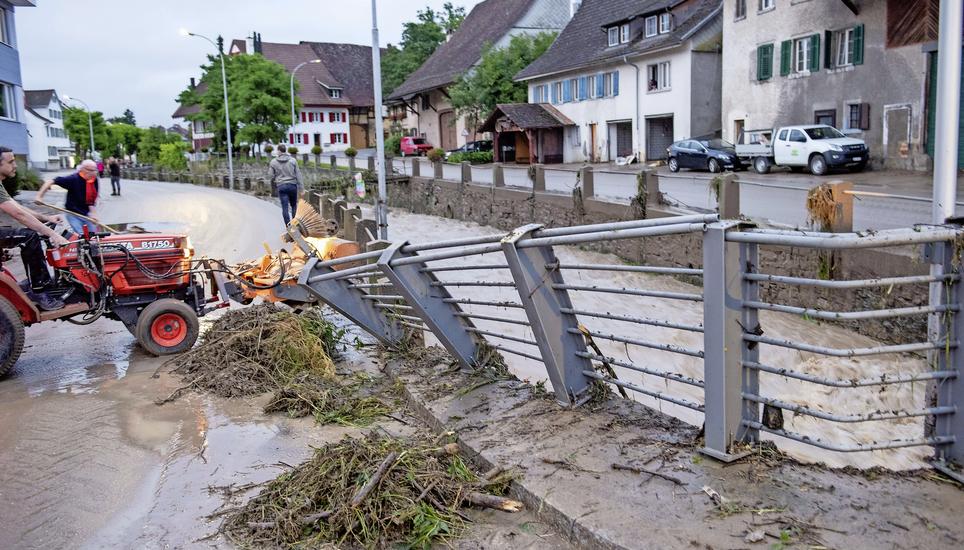 Nachdem sich der Schleitheimer Bach zurückgezogen hatte, wurde sofort mit dem Aufräumen begonnen. Bild: Daniel Thüler