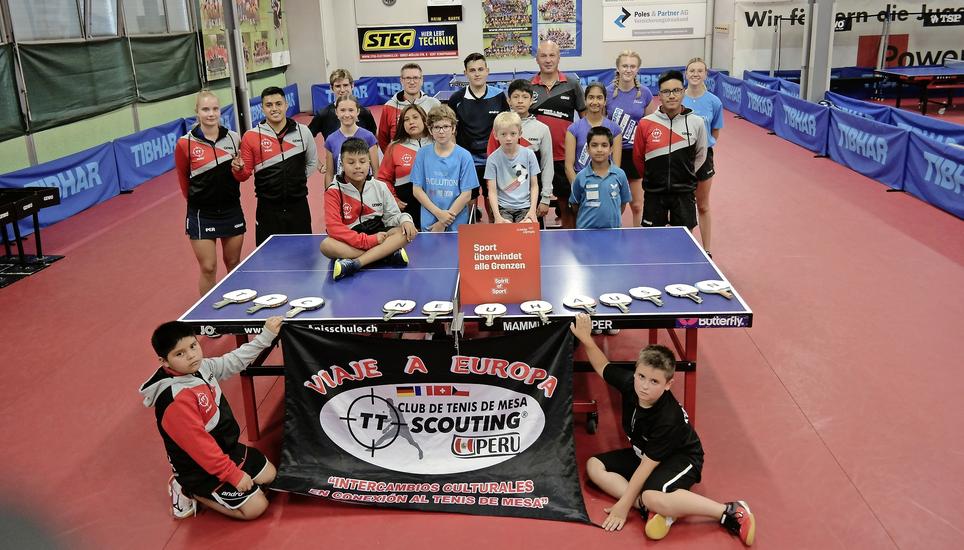 Sport überwindet alle Grenzen: TTC-Coach Pavel Rehorek (hinten, 3.v.r.) mit seiner interkontinentalen Trainingsgruppe. Bild: Pascal Oesch
