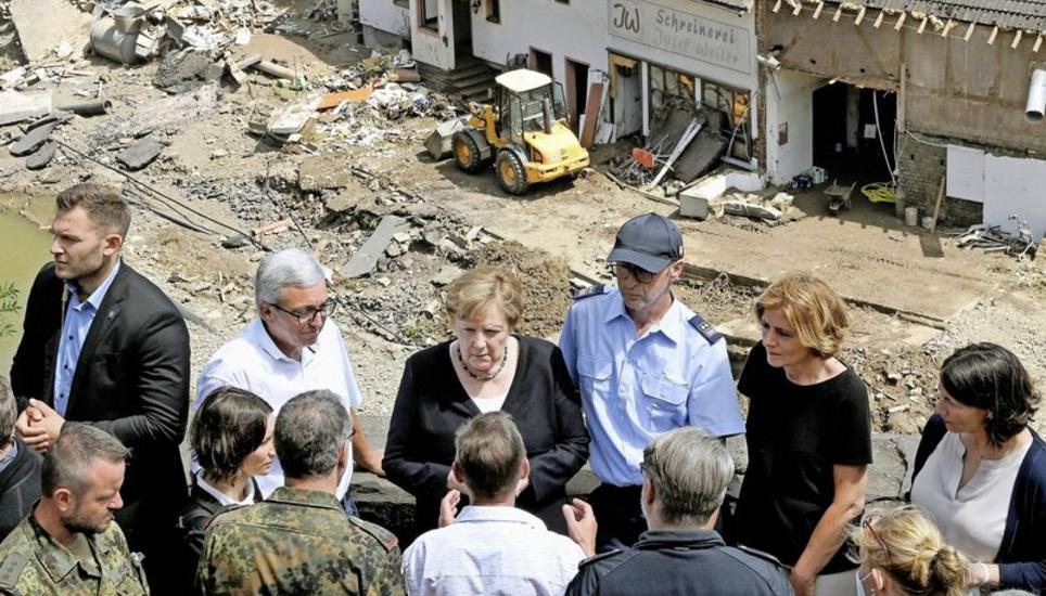 Bundeskanzlerin Angela Merkel sagte in Schuld, es gäbe kaum Worte für die Zerstörung, die die Fluten gebracht hätten. Bilder: Key