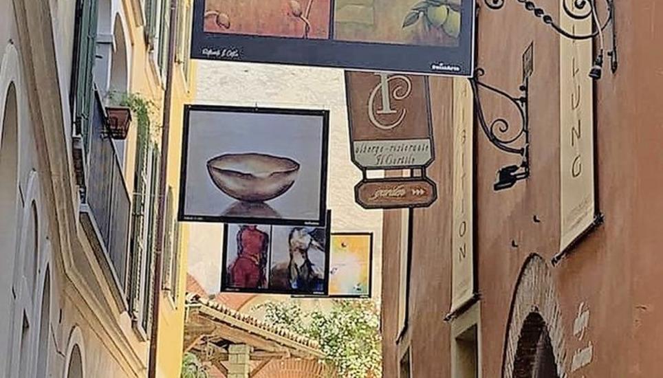 Blick in die Freiluftgalerie in der Via Massimo d’Azeglio in Cannero Riviera. Bild: zvg